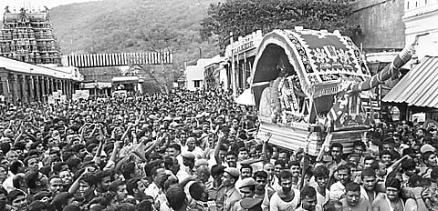 Azhagar Begins Journey to Enter Vaigai