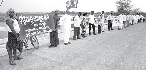 Human Chain to Stop Water Use by Posco