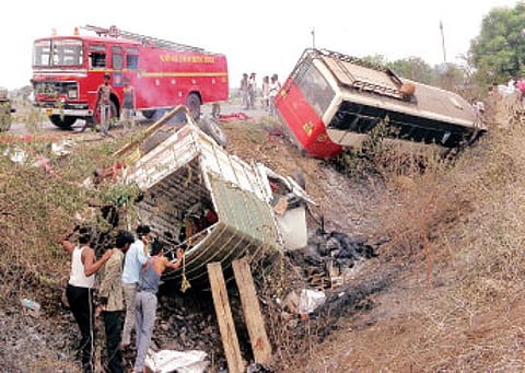 15 Pilgrims, Driver Killed in Gulbarga Road Accident