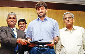 AU Inks Pact with University of Pisa for Exchange Programme