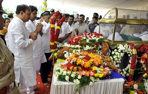 Mourners Make a Beeline for Ananthamurthy's Funeral