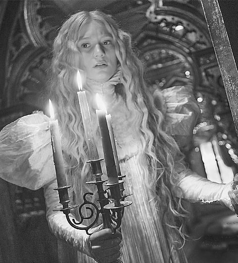 Crimson Peak: Visually Dazzling but Emotionally Unimpressive