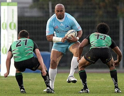In this Nov. 22, 2009 file photo, New Zealand rugby legend Jonah Lomu, center, former All Blacks winger, runs with the ball. | AP