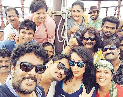 Aranmanai 2 Team Wraps Up Shoot; Poses for Selfie
