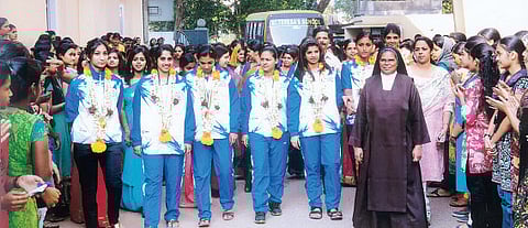 Sports Stars Get Thumping Welcome at College