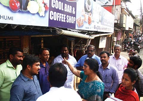 Eviction Drive Begins on Kaloor-Deshabhimani Stretch