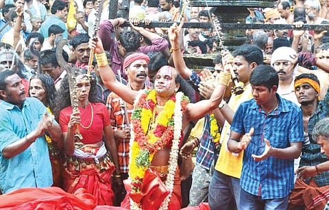 Oracles Throng Temple for 'Kavu Theendal'