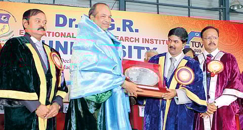 2,675 Graduate at MGR University