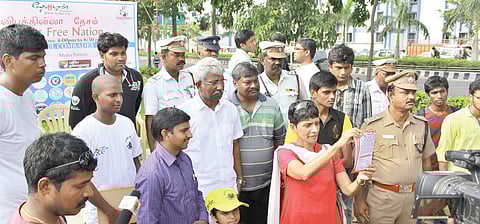 Thozhan Spreads The Word About Traffic Rules, at 100 Signals in City