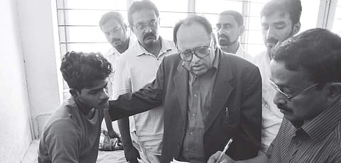 State Police Complaints Authority chairman Justice K Narayana Kurup taking the statement of Sooraj who has been admitted to Kalamassery Medical College after being allegedly tortured by the police |