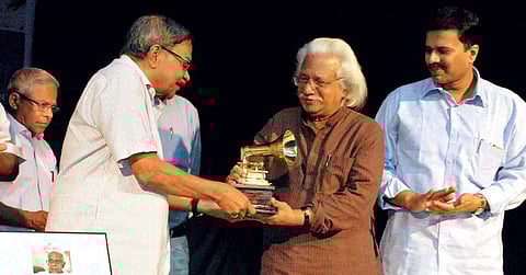 MT Vasudevan Nair presenting the Basheer award to Adoor Gopalakrishnan (File Photo | K Shijith)
