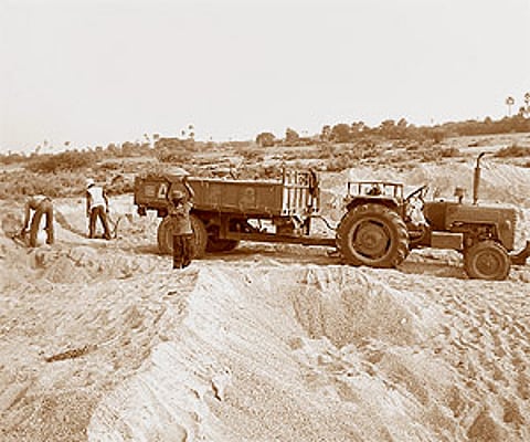 File photo of illegal lifting of sand in Khajipur reach in Karimnagar district, Telangana.