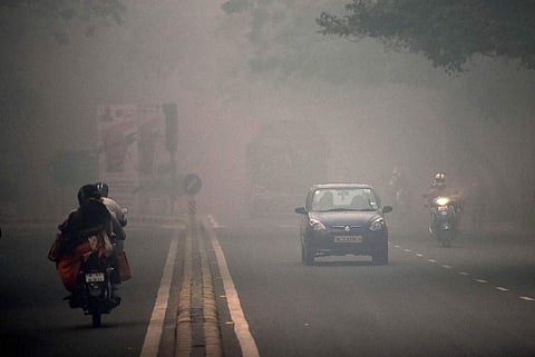 Early commuters brave the smog in the capital. (Photo | PTI)