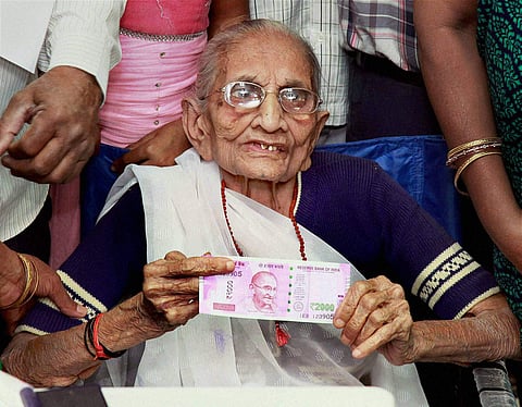 Narendra Modi's mother with the new Rs 2000 note. (Photo | PTI)