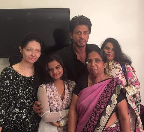 Reshma, Mamta, Sapna & Basanti, members of Make Love Not Scars with Shah Rukh Khan