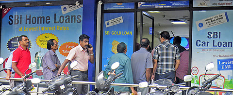 Long queues of customers at the SBI Althara Junction branch in Thiruvananthapuram (BP Deepu | EPS)