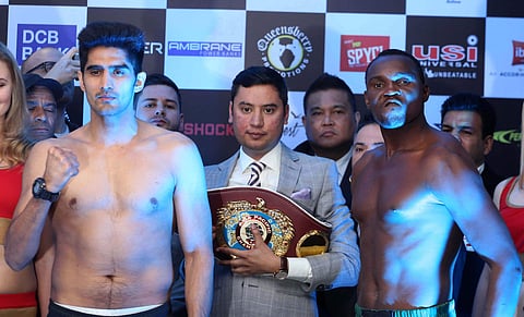 Vijender Singh (left) during the weigh-in ahead of his bout | Shekhar Yadav