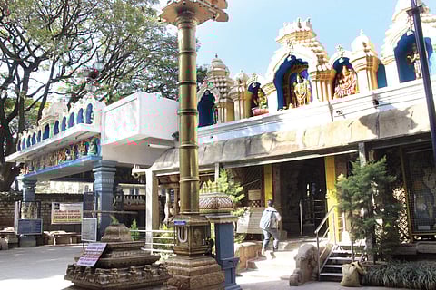 A devotee entering the mukti mandapa