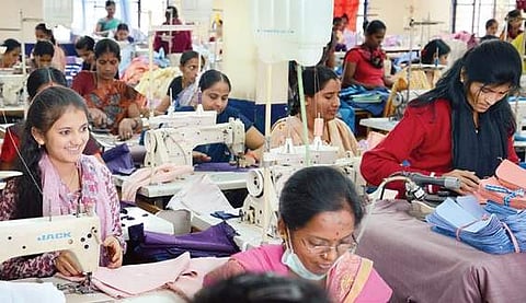 Government removes night shift curbs for women