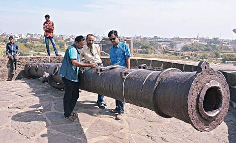 Vistors looking at the cannon in Kalaburagi fort