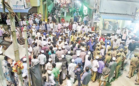Muslims staging a road blockade against taking body of Dalit woman Boopathi on Vellore-Arcot Road in Melvisharam on Wednesday