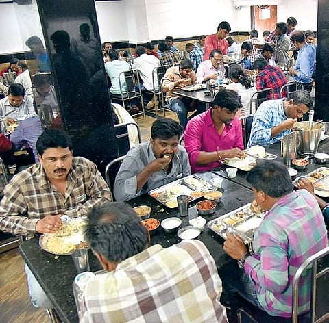 The crowded Kakatiya Deluxe Mess in Hyderabad | vinay madapu