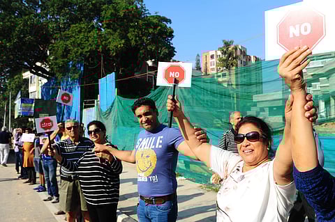 People form human chain against construction of steel flyover in Chalukya Circle in Bengaluru. (Nagesh P | EPS)
