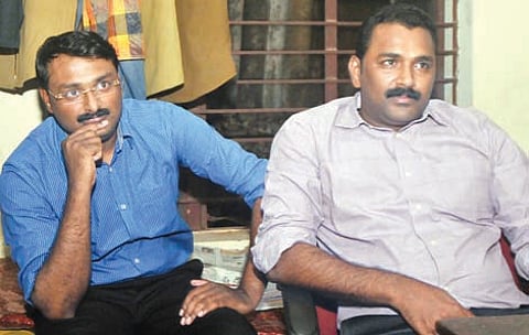 Two mPhone Directors Held for Duping Bank