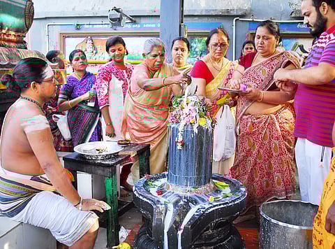 Devotees Offering prayers on the occasion of Mahasivarathri at gangadeeswarar temple in Purasawalkam. D Sampath Kumar|EPS