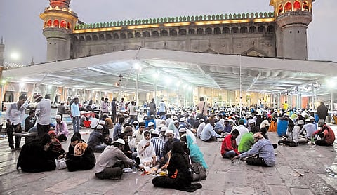 Power cuts, lack of prayer mats greet namazis at Mecca Masjid