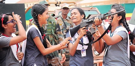 Weapons-display exhibition helps people know the army