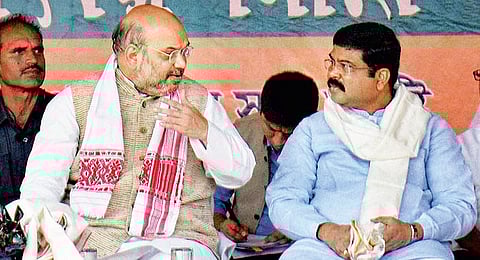 BJP, Congress pull out saffron daggers