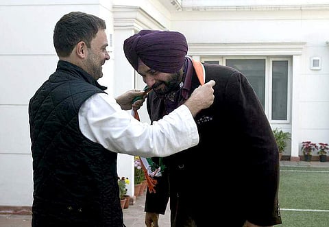 Congress Vice President Rahul Gandhi welcomes Navjot Singh Sidhu into the INC. (EPS)