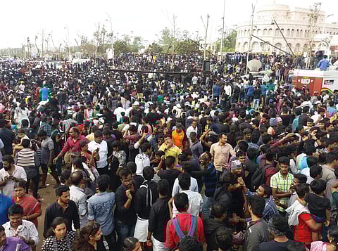 Pro-jallikattu protesters gathered at Marina beach in Chennai on Saturday. (EPS | Ashwin Prasath)