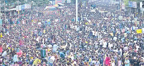 A sea of protesters at Tallakulam in Madurai, carrying on the protest for a lasting solution to the jallikattu row.