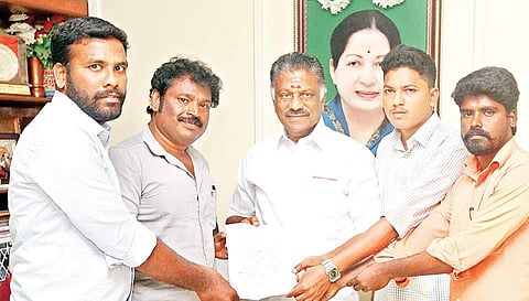 Representatives of pro-Jallikattu protesters with CM Panneerselvam. (Photo | EPS)