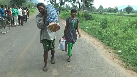 Failing to hire a mortuary vehicle Dana Majhi walks around 10 km from hospital with his wife's corpse. (FIle | EPS)