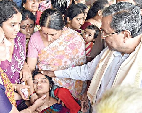 Chief Minister Siddaramaiah consoles wife of priest Vasudev Bhat, who was washed away in a drain on Friday night | Nagaraja Gadekal