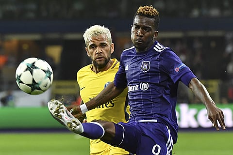 PSG defender Dani Alves (L) | AP