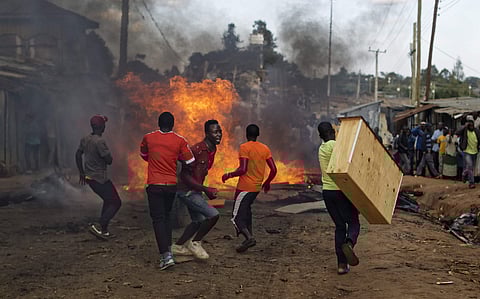 In Nairobi's Kawangware slum there were also scuffles, with opposition supporters setting light to shops belonging to members of Kenyatta's Kikuyu tribe.