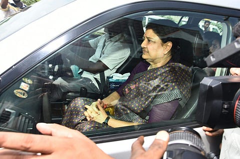 Sasikala arrives at the private hospital in Perumbakkam where her husband has been admitted. (EPS | Ashwin Prasath)