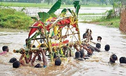 A group of Dalits crossing the canal in Keelamarunthandanallur to reach the graveyard | Express