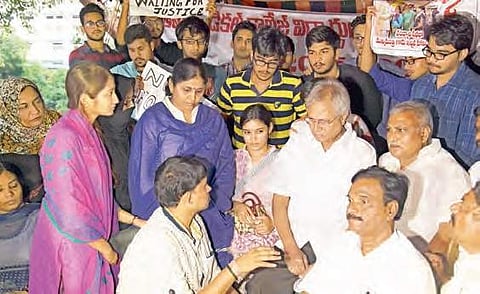 Former MP Undavalli Arun Kumar interacts with Fathima students at Dharna Chowk in Vijayawada on Thursday | p ravindra babu