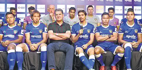 Chennaiyin FC coach John Gregory (C) with players (EPS | D Sampathkumar)
