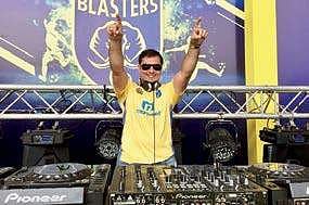 Swaying fans with music