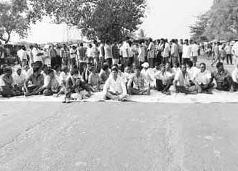 Farmers staging road blockade on NH-26 at Motor Chowk in Bhawanipatna on Wednesday | Express