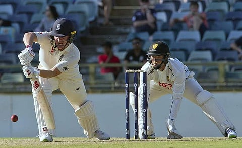 England's Gary Ballance (L) plays a shot watched in front of Western Australia XI wicketkeeper Calum How during a two-day Ashes tour match at the WACA in Perth.|AFP