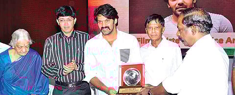 Actor Arya receiving service ambassador award from Thomas Franco, general secretary of Exnora, who is also the correspondent of SBOA group of schools