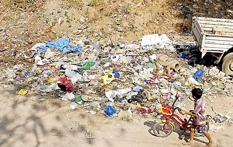 Garbage dumped at Kamalapuri colony in Yousufguda | SATHYA KEERTHI