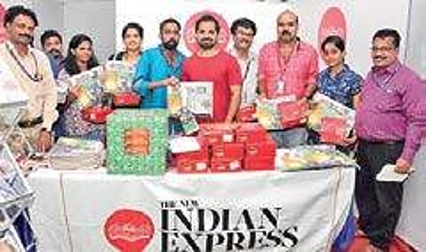 Actor Vinay Fort along with winners of The New Indian Express Challenge & Win contest. The gifts were sponsored by Rudra Bakes and Cakes, Pattom. The New Indian Express circulation manager Victor M Dcruz and Assistant Sales Manager B Unnikrishnan Nair ar